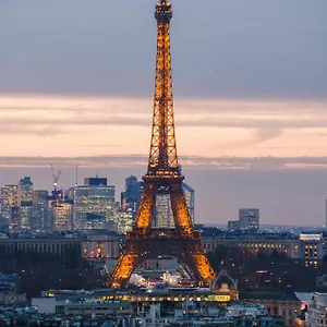 Luxury With Eiffel Tower View, 1 Min Metro, Parking Paris
